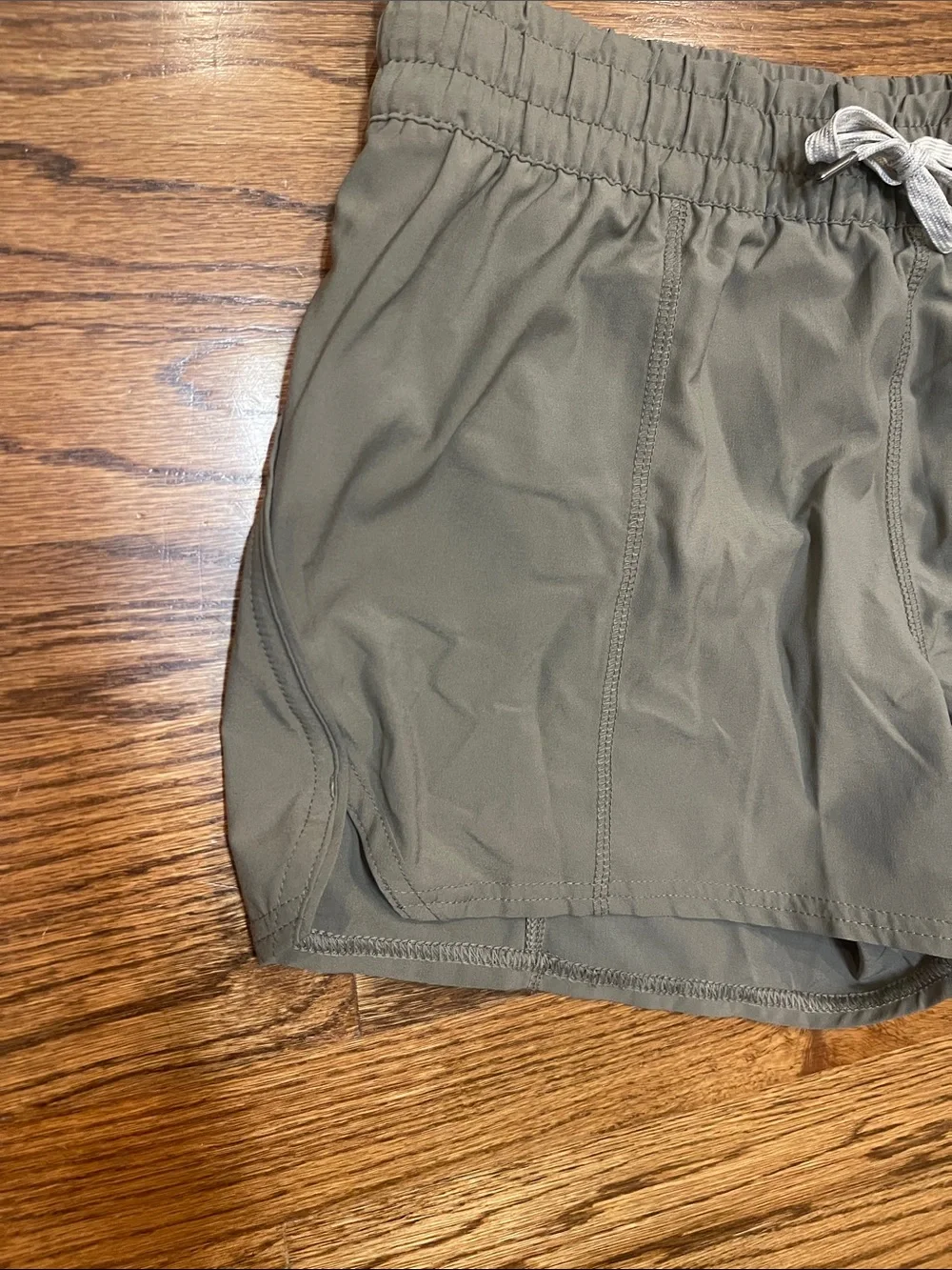 Vuori Women's Clementine 2.0 Shorts in Olive gray Sz M - Picture 4 of 13